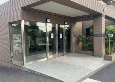 【エントランス】 | 東急ドエル・アルス多摩境 | マンションのエントランスには、もともと風よけや防犯の役割がありますが、マンションによって宅配ボックスなどの設備が備わっている所もあります。日々の生活をイメージしながら生活しやすさをチェックしましょう。