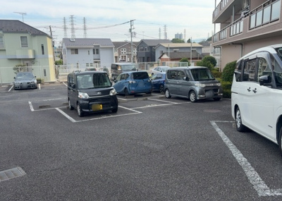 【駐車場】 | 東急ドエル・アルス多摩境 | 車一台あたりに必要なスペースは、標準サイズの普通自動車で横幅2m50cm、長さ5mは必要になります。ただし、乗降のことも考慮して横幅3m30cm、長さ5m50cmほどは確保できるところを選びましょう。