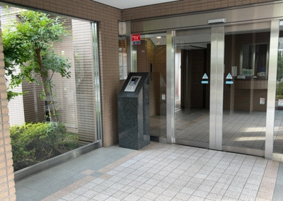 【ロビー】 | 東急ドエル・アルス多摩境 | ロビーというと、エントランスと何がちがうの？と思いますよね。実はロビーとエントランスには明確な決まりはありません。物件によっては、エントランスを入って広がるある程度の広さのある空間がロビーとなります。