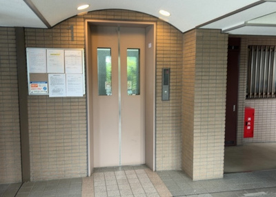 【その他共用部分】 | 東急ドエル・アルス多摩境 | 共有部分は、住民なら誰もが使える設備のこと。例えば駐車場やエレベーター、インターネット設備、セキュリティ設備などがあります。他にも、マンションの廊下・外部階段やエントランス・ゴミ置き場などがあります。
