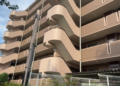 【構造・工法・仕様】 | 東急ドエル・アルス多摩境 | ＲＣ造、Reinforced Concreteは直訳すると補強されたコンクリートです。主に柱や梁・床・壁が鉄筋とコンクリートで構成おり、鉄筋を組んだ型枠にコンクリートを流し込んで固めたものを指します。
