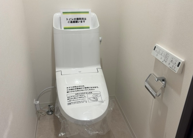 【トイレ】 | 東急ドエル・アルス多摩境 | トイレは大きさや形、機能、抗菌性などが異なる多種多彩なタイプが各メーカーから出ています。それぞれに良さがあるため、事前にどういったタイプのトイレがいいのかをご家庭内で決めて、内見に行くといいでしょう。