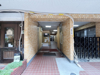 【エントランス】 | お客様を、そして住人を出迎えてくれるマンションのエントランス。ゴミが落ちていないことからも、管理状態の良さや住民の節度の高さが見て取れます。～即日のご見学可能～　お問合せはお気軽にどうぞ。