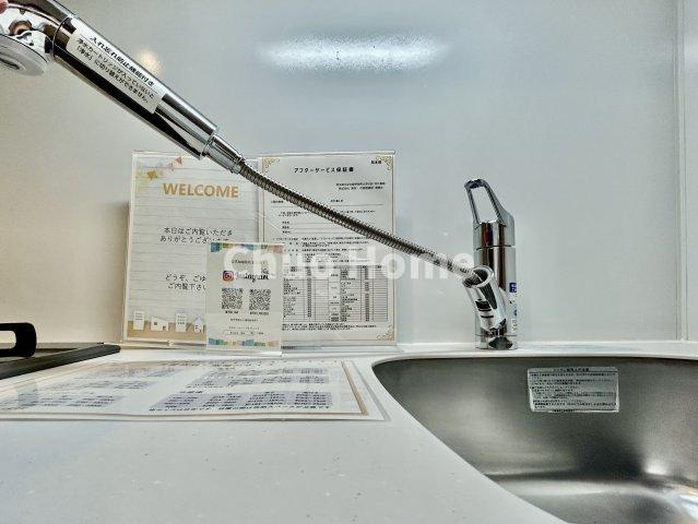 VILLEVIO MINOWAのキッチン|【キッチン水栓】キッチン水栓はシャワーヘッドが伸びますのでシンクの隅々まで届きます。【三ツ口コンロ】奥様に好評な三ツ口コンロと魚焼きグリルです。