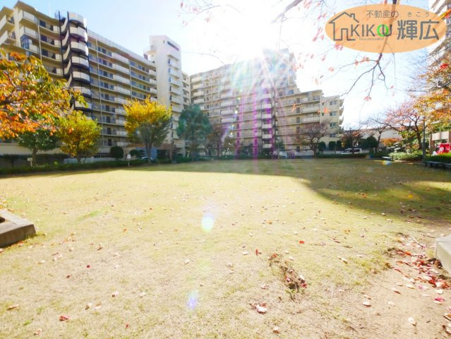 藤和東加古川ハイタウンC棟　7階の設備|マンション敷地内にある公園です。季節の移り変わりを楽しんで頂けます。