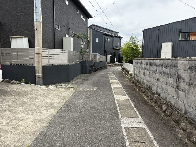 【前面道路含む現地写真】 | 各務原市川島渡町 | 接道（東方面）