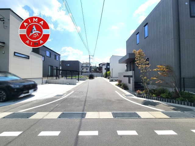 太宰府市高雄4丁目第1-3棟（2号棟）の前面道路含む現地写真|前面道路は閑静な住宅地をはしる車通りの少ない道路。お車の出し入れが苦手なママや小さなお子様にも安心ですね。しっかり舗装もされているので、ベビーカーや自転車で通っても快適に通行できます。前面道路です。