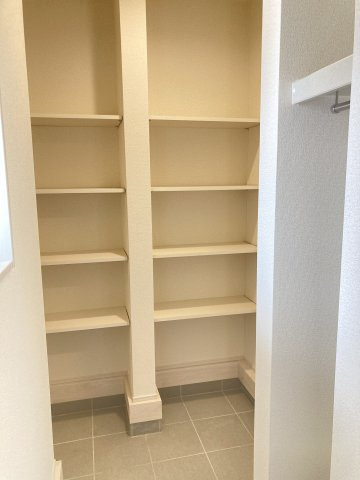 第５富士見町時沢　新築戸建　１号棟の収納|【イメージ画像】玄関にはシューズインクローク完備！