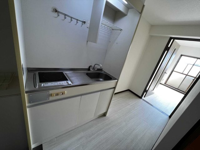 京琴館のキッチン|システムキッチン採用。すっきり使える上下の収納棚と調理スペース