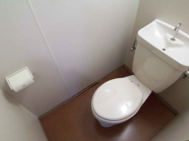 京琴館のトイレ|洗浄便座付きのトイレ。バス・トイレ別で快適なサニタリー