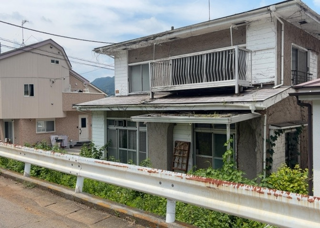 【外観】 | 土地購入を検討されている場合、境界杭がない状態で購入してしまうと境界確定測量をする必要があり、費用がかかります。購入の前に、売主、隣土地所有者立ち合いのもと境界を確定し境界杭を設置するのがベストです。
