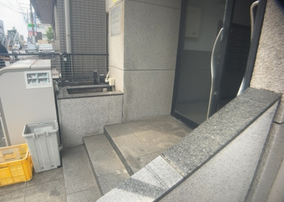 【中庭】 | デサンスフチノベ | 中庭（パティオ）とは、一つの建築物の内部に設けられた、壁などで囲われている庭のことを指します。コの字型、ロの字型が主流ですが、L字型の中庭もあります。最近では、インテリア性の高さからも人気があります。