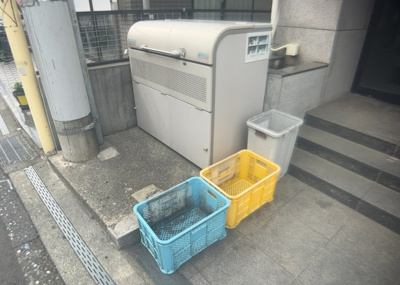 【設備】 | デサンスフチノベ | 共有部分は、住民なら誰もが使える設備のこと。例えば駐車場やエレベーター、インターネット設備、セキュリティ設備などがあります。他にも、マンションの廊下・外部階段やエントランス・ゴミ置き場などがあります。