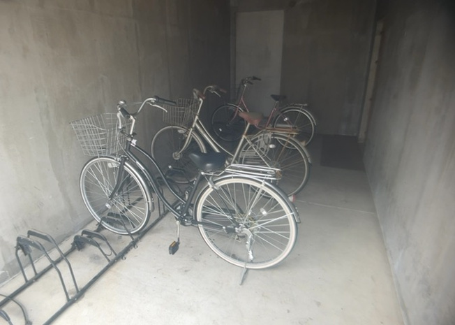 【駐車場】 | デサンスフチノベ | 車一台あたりに必要なスペースは、標準サイズの普通自動車で横幅2m50cm、長さ5mは必要になります。ただし、乗降のことも考慮して横幅3m30cm、長さ5m50cmほどは確保できるところを選びましょう。
