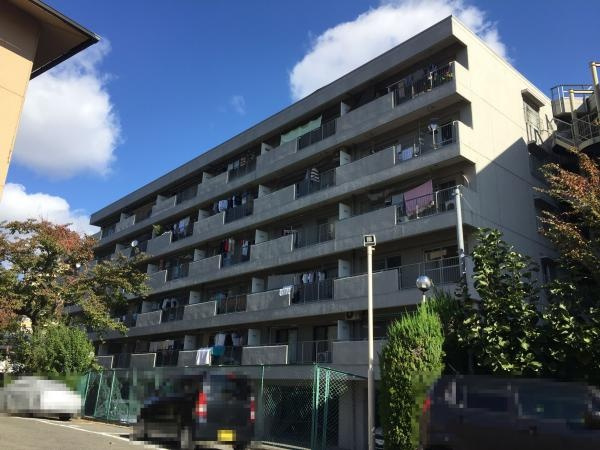ライオンズマンション千里丘A棟の外観