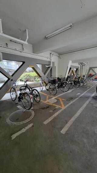 ライオンズマンション千里丘A棟の駐輪場