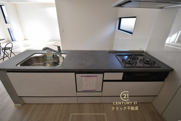 GRACE　水戸市吉沢町　5期 　3のキッチン|対面式システムキッチンは料理中や後片づけの間も会話が楽しめ、家族に一体感が生まれます。十分な広さのキッチンなら、家族での分担作業もはかどりそう！（写真は完成イメージ）
