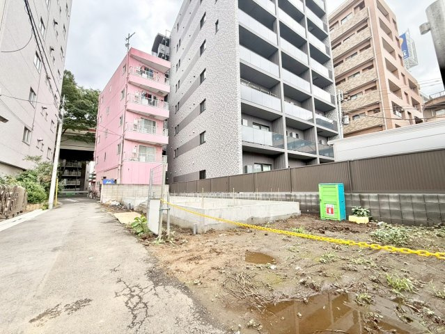 杉並区下高井戸1丁目　新築戸建の前面道路含む現地写真|2026.06.18撮影

現地ご見学希望・資料請求などお気軽にお問い合わせ下さい！
03-5990-5201