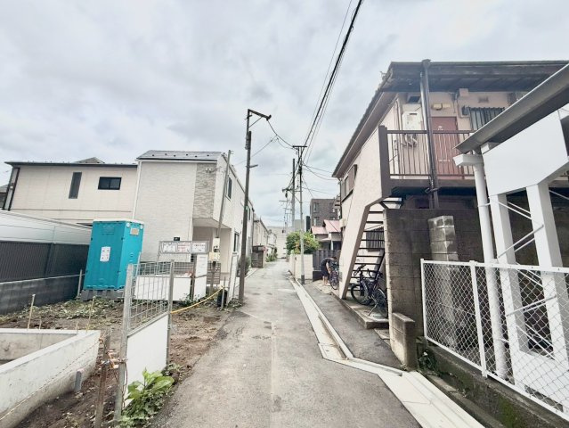 杉並区下高井戸1丁目　新築戸建の前面道路含む現地写真|2026.06.18撮影

現地ご見学希望・資料請求などお気軽にお問い合わせ下さい！
03-5990-5201