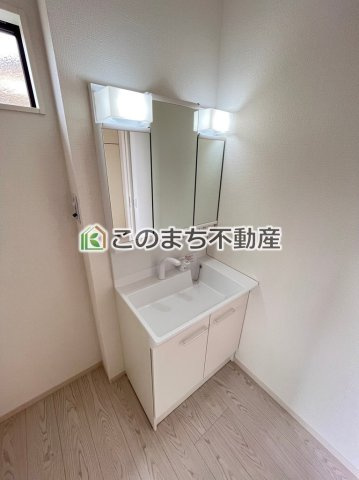 リガーレ宇都宮市鶴田町28期　1号棟の洗面所|同社施工物件の写真です。※建具やフローリング、その他仕様が違う場合がございます。シャンプードレッサーで朝の身支度♪伸びるホースでお掃除も簡単清潔です！