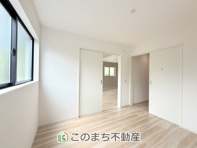 リガーレ宇都宮市鶴田町28期の洋室|お子様のお昼寝にも便利な洋室です。大きな窓から暖かな日差しが差し込みます♪