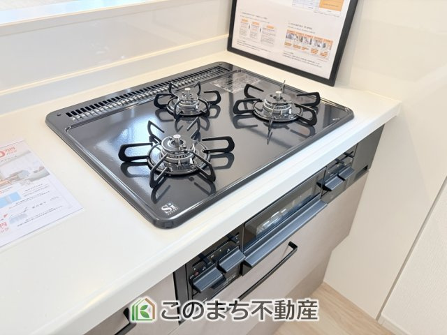 リガーレ宇都宮市鶴田町28期のキッチン|三ツ口コンロ採用で、同時調理もスムーズ◎！お料理を並べられるカウンター付きで、配膳・片付けをサポート！リビングで過ごすご家族とコミュニケーションを楽しみながら作業可能です♪