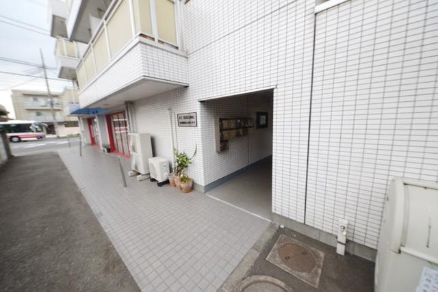 調布市上石原１丁目の賃貸マンションのエントランス