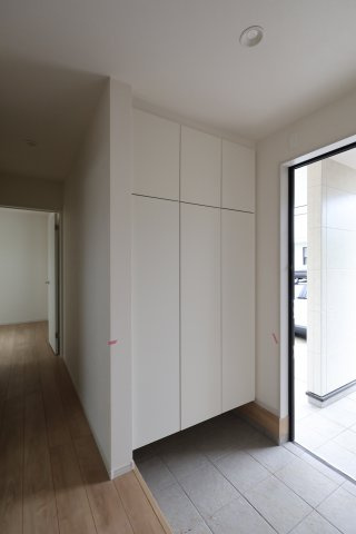 《仲介手数料無料》練馬区大泉学園町２丁目27-44新築一戸建てケイアイグレイスの玄関