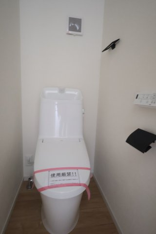 《仲介手数料無料》練馬区大泉学園町２丁目27-44新築一戸建てケイアイグレイスのトイレ