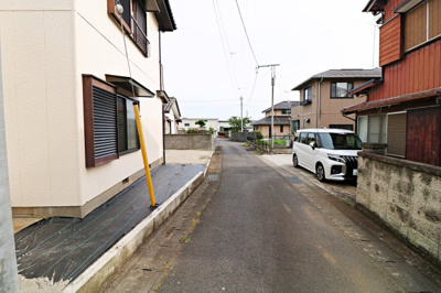 【前面道路含む現地写真】 | 桜川市御領4LDK中古住宅
