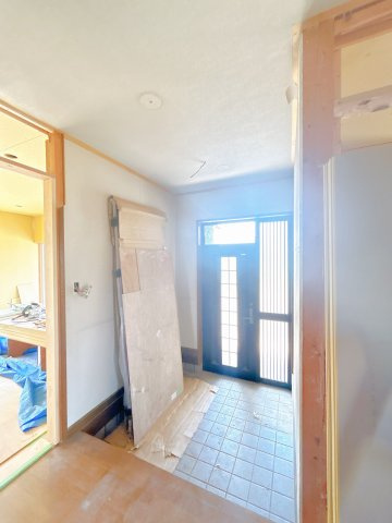柏崎市大字茨目　戸建てのその他|【リフォーム中】玄関内部です。クロス、天井、照明を交換します。おうちに帰ってきたとき、玄関が綺麗で広々としていたら気分もよくなりますね。