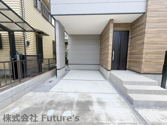 三郷市鷹野4丁目　新築戸建の駐車場|ビルトインガレージなので自転車なども置いとけます