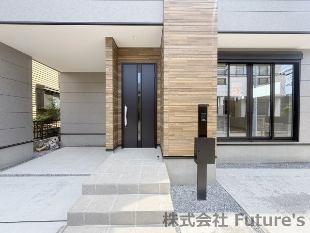 三郷市鷹野4丁目　新築戸建のエントランス|玄関アプローチ