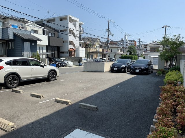 アークファイブの駐車場