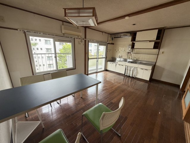 箕面如意谷住宅15号棟の居間・リビング|■物件内覧・資金計画相談・住宅ローン相談、リフォーム相談、お問合せ受付中■
※当日・翌日のご内覧、ご相談はお電話でのお問合せがスムーズです！