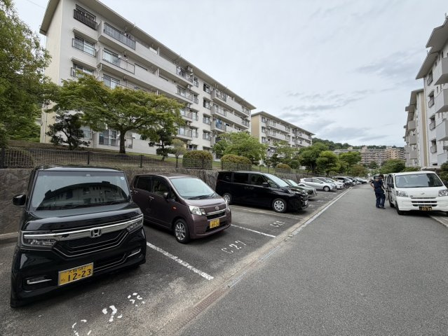 箕面如意谷住宅15号棟の駐車場|■物件内覧・資金計画相談・住宅ローン相談、リフォーム相談、お問合せ受付中■
※当日・翌日のご内覧、ご相談はお電話でのお問合せがスムーズです！