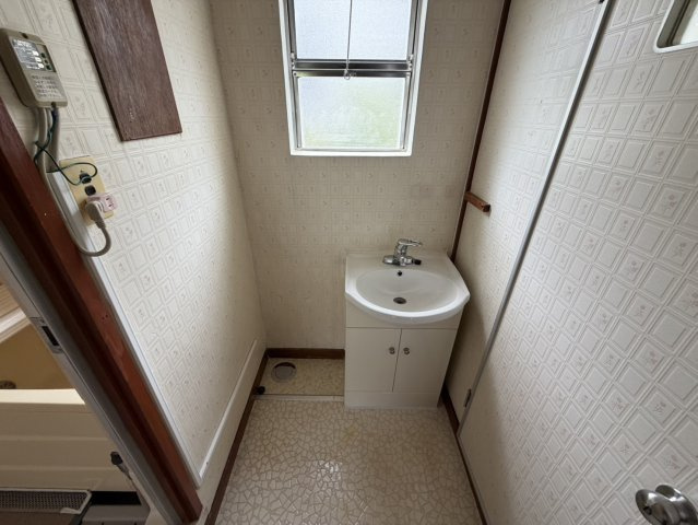 箕面如意谷住宅15号棟の独立洗面台|■物件内覧・資金計画相談・住宅ローン相談、リフォーム相談、お問合せ受付中■
※当日・翌日のご内覧、ご相談はお電話でのお問合せがスムーズです！