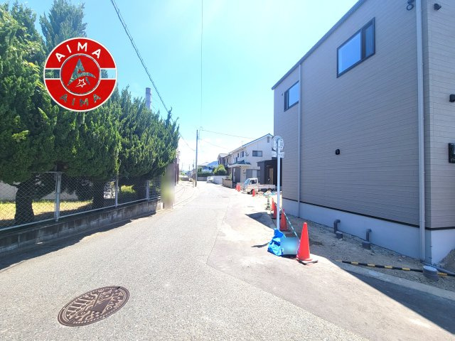 福岡市早良区原8丁目第1-5棟（2号棟）の前面道路含む現地写真|前面道路は閑静な住宅地をはしる車通りの少ない道路。お車の出し入れが苦手なママや小さなお子様にも安心ですね。しっかり舗装もされているので、ベビーカーや自転車で通っても快適に通行できます。