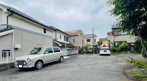 八王子市館町の賃貸マンションの駐車場