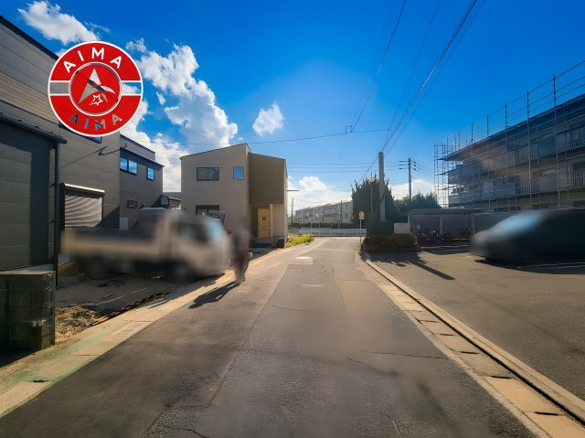 福岡市早良区原8丁目第1-5棟（3号棟）の前面道路含む現地写真|前面道路は閑静な住宅地をはしる車通りの少ない道路。お車の出し入れが苦手なママや小さなお子様にも安心ですね。しっかり舗装もされているので、ベビーカーや自転車で通っても快適に通行できます。前面道路です。