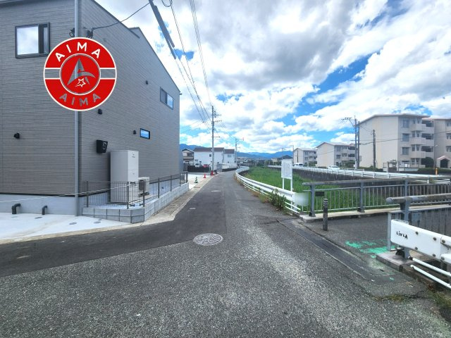 福岡市早良区原8丁目第1-5棟（3号棟）の前面道路含む現地写真|前面道路は閑静な住宅地をはしる車通りの少ない道路。お車の出し入れが苦手なママや小さなお子様にも安心ですね。しっかり舗装もされているので、ベビーカーや自転車で通っても快適に通行できます。