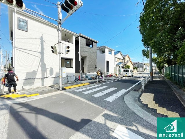 尼崎市大庄中通　第8期　新築一戸建ての前面道路含む現地写真|周辺は落ち着いた街並みの住宅地！子育てがしやすい住環境です！まだ未完成ですが、現地でしかわからない事もございます。是非一度ご覧ください。