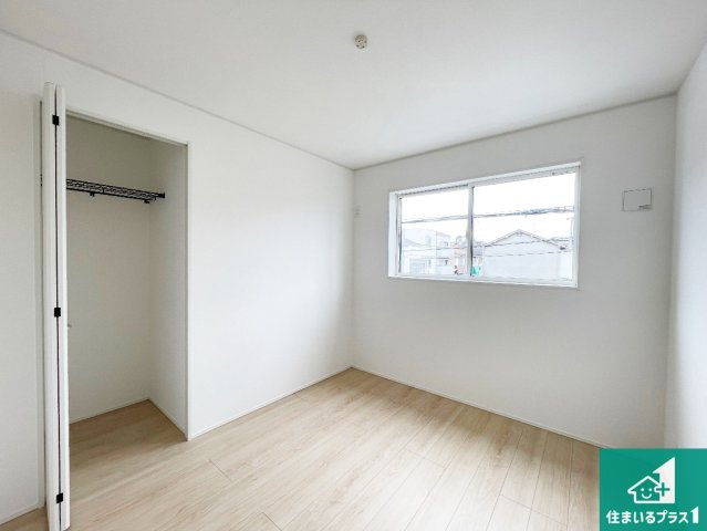 尼崎市大庄中通　第8期　新築一戸建ての洋室|寝室は心地よい眠りについてもらいたくて、シンプルかつ開放的な空間な設計にしています！大きな窓から差し込む日が心地いいです♪