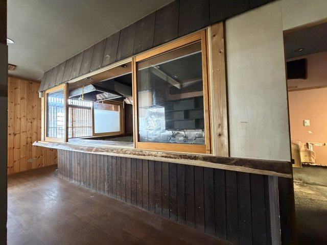 山下様住居付店舗の内装