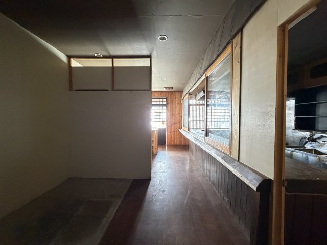 山下様住居付店舗の内装