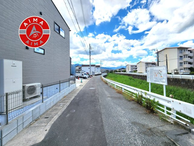 福岡市早良区原8丁目第1-5棟（4号棟）の外観|前面道路含む現地の写真です。