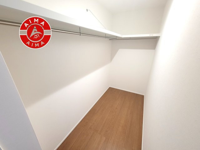 福岡市早良区原8丁目第1-5棟（5号棟）の収納|洋服や大きな荷物が多い方や人数の多いご家族などは、一般的なクローゼットよりもウォークインクローゼットのほうが使い勝手が良いです。