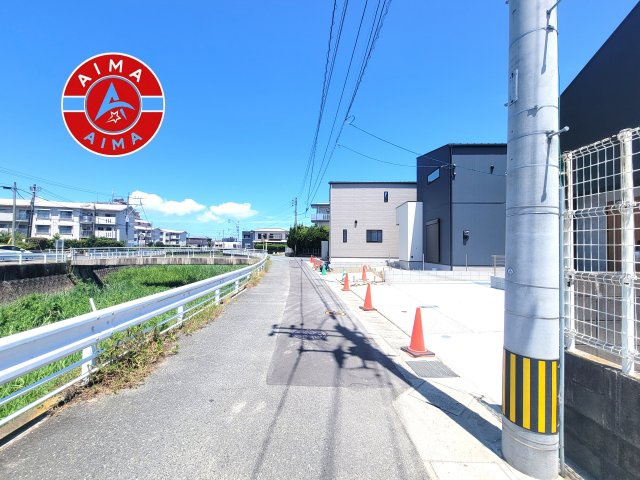 福岡市早良区原8丁目第1-5棟（5号棟）の前面道路含む現地写真|前面道路は閑静な住宅地をはしる車通りの少ない道路。お車の出し入れが苦手なママや小さなお子様にも安心ですね。しっかり舗装もされているので、ベビーカーや自転車で通っても快適に通行できます。