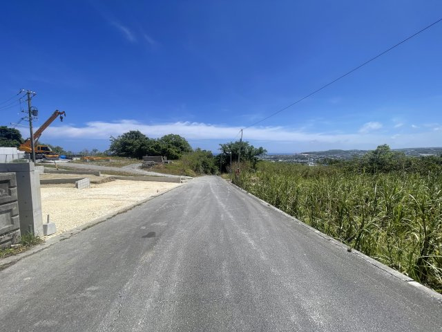 南城市玉城富里（全2棟）の前面道路含む現地写真|※西側公道5.8m～6.8m♪