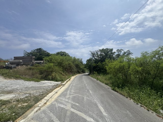 南城市玉城富里（全2棟）の前面道路含む現地写真|※西側公道5.8m～6.8m♪